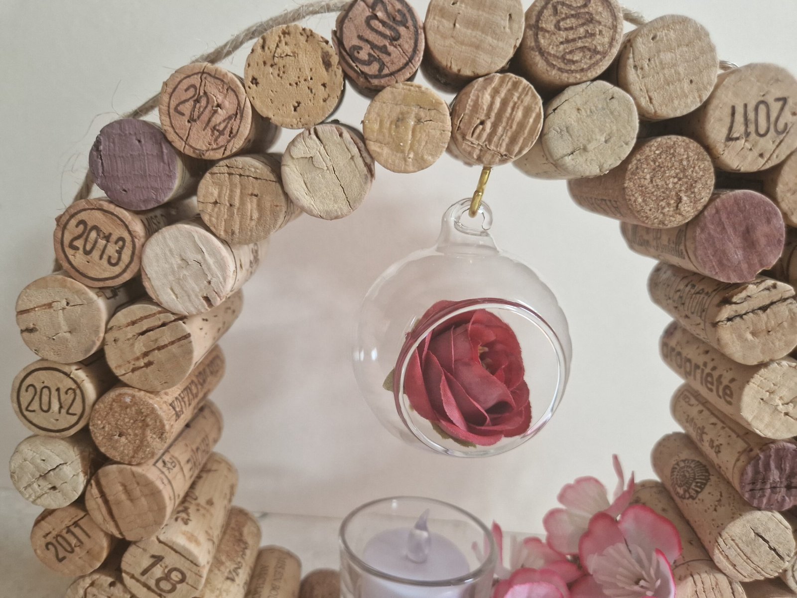 Décoration en liège ronde – Rose suspendue & bougie