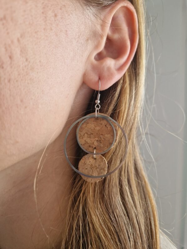 Boucles d'oreilles rondes en cuir de liège et acier – Image 2