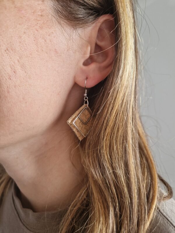 Boucles d'oreilles carrées en cuir de liège et acier – Image 3