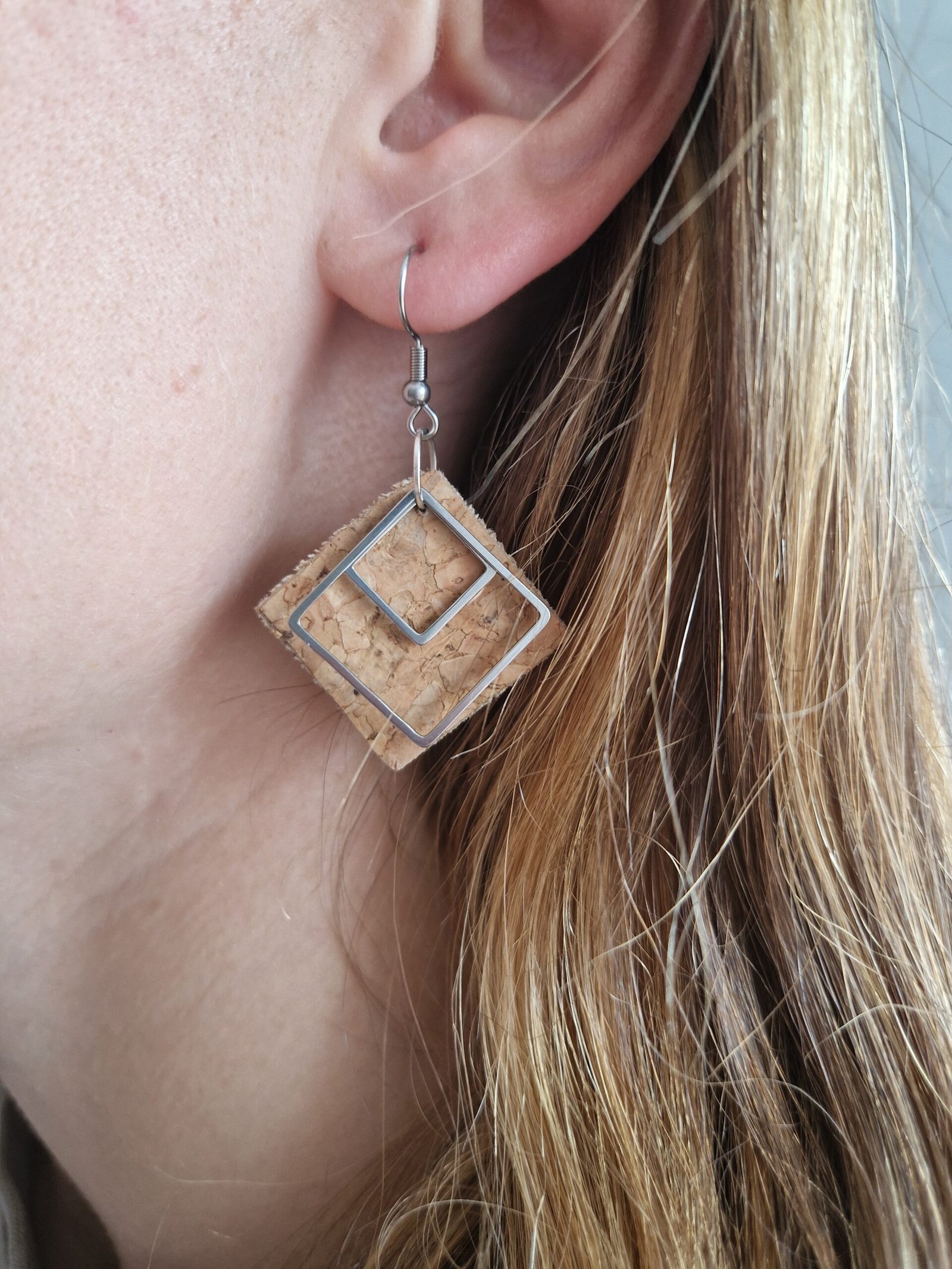 Boucles d’oreilles carrées en cuir de liège et acier