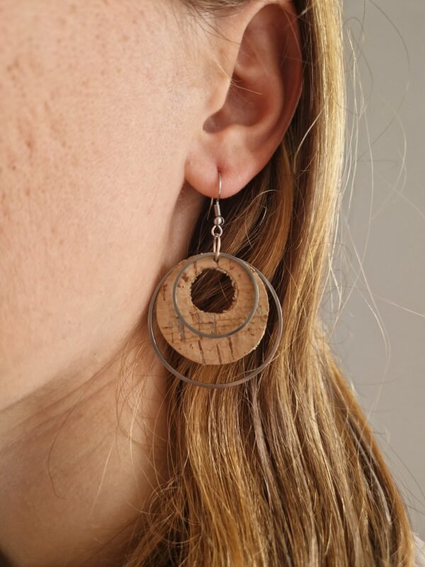 Boucles d’oreilles cercles en cuir de liège et acier – Image 2