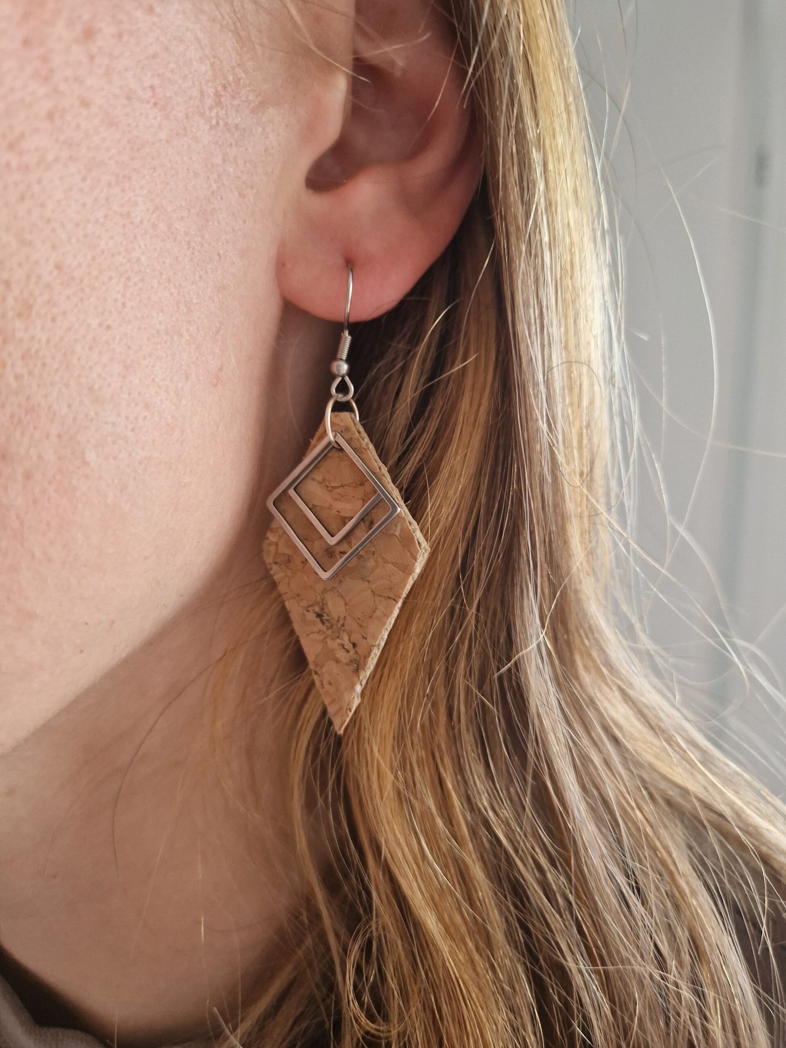 Boucles d’oreilles losange acier et cuir de liège