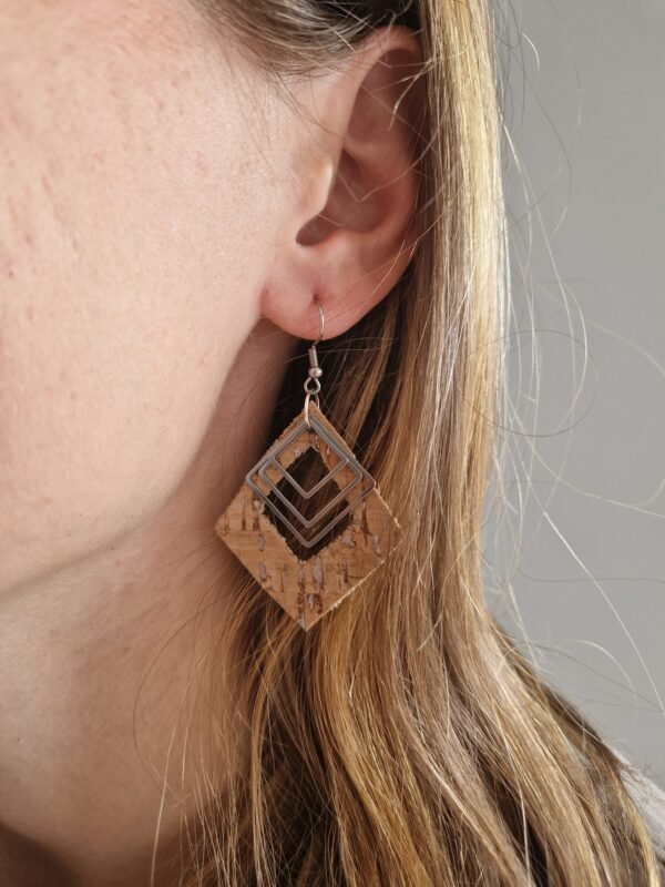 Boucles d’oreilles losange en cuir de liège et acier – Image 2